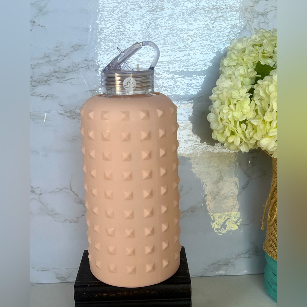 NWT Apana 20oz Water Bottle All White Clear Glass pink w/ Spikes Silicone Cover